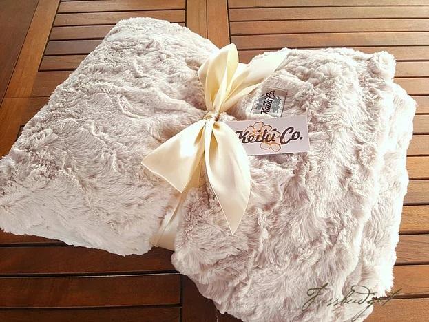 CHAMPAGNE BELLA COUTURE THROW